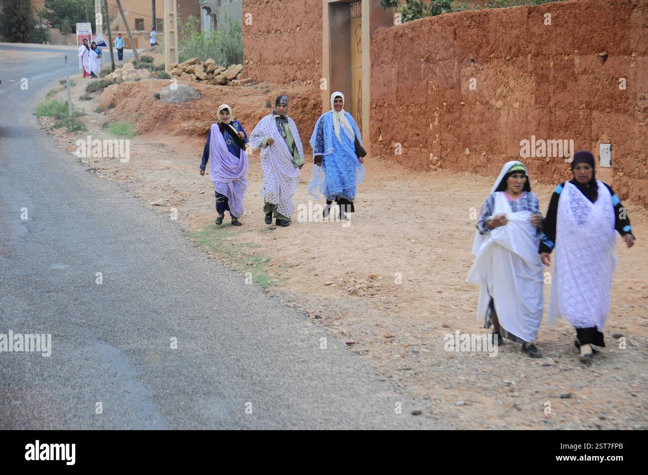 Des femmes en tenue traditionnelle traversent un village, voyageant à Quarzazate, au Maroc, en Afrique du Nord, en Afrique Banque D'Images