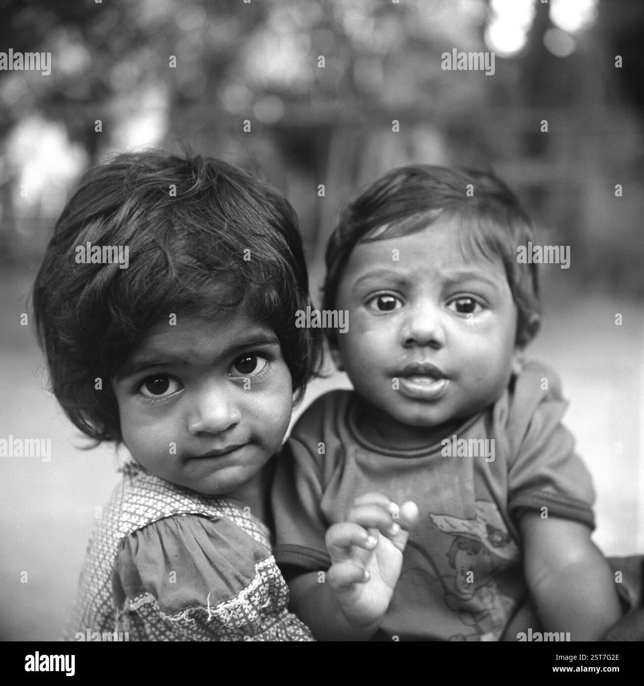 Fille indienne sud-asiatique tenant un autre enfant, Inde, Asie Banque D'Images