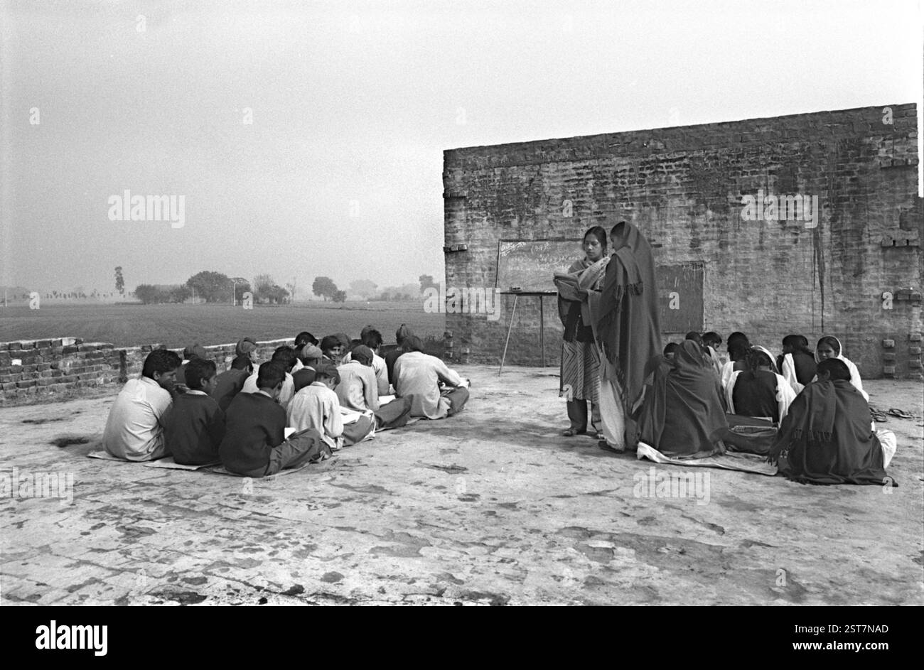 Une école rurale en plein air au Pendjab, spécialement dans les mois froids d'hiver, il est très commun d'enseigner dans ces écoles en plein air, Pendjab, Inde, Asie Banque D'Images