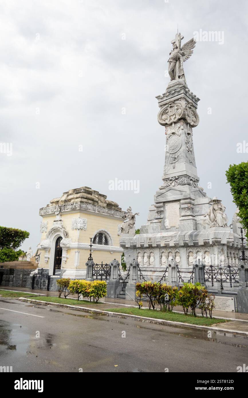 LA HAVANE, CUBA - 28 AOÛT 2023 : cimetière El Cementerio de Cristobal Colon à la Havane, Cuba après la pluie, mémorial Los Cuerpos de Bomberos Banque D'Images