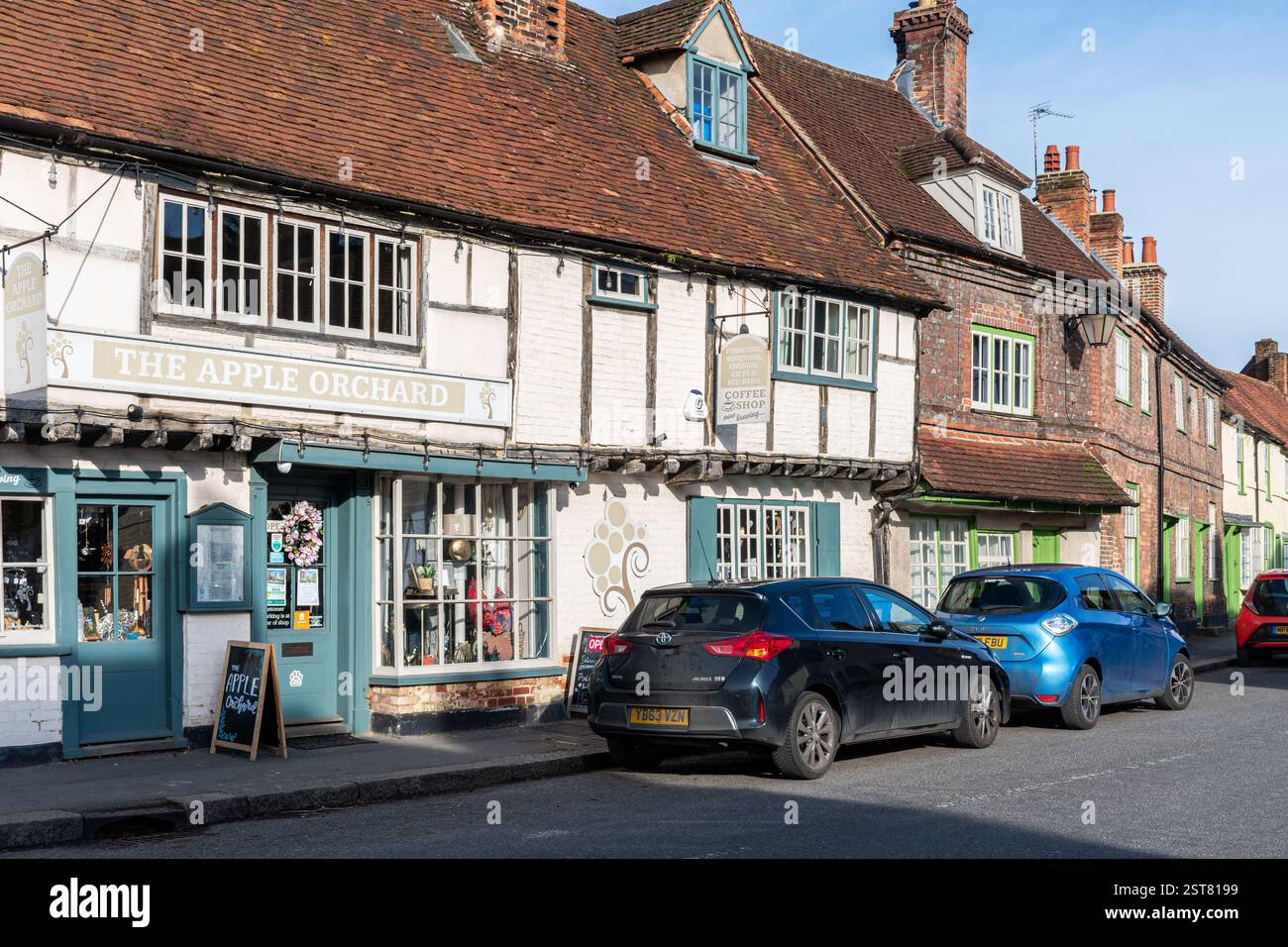 Le village historique de West Wycombe dans le Buckinghamshire, Angleterre, Royaume-Uni. Le café Apple Orchard sur la rue principale Banque D'Images