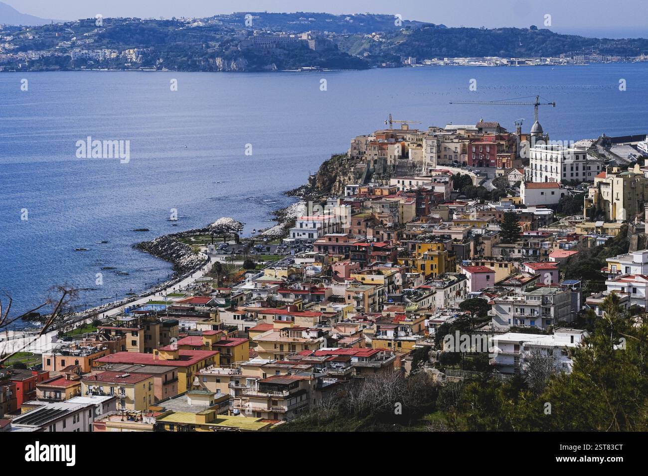 Naples, Italie. 17 février 2025. La terre ne cesse de trembler à Naples, après les tremblements ressentis cet après-midi, voici deux autres très forts de magnitude 3,0 ressentis vers 23.45pm. Un second tremor, encore plus fort, à 00,19 de magnitude 3,9. Le tremblement de terre a réveillé des milliers de personnes de leur sommeil. C'était un tremblement peu profond et donc très fortement ressenti. La photo montre une vue panoramique de la ville de Pozzuoli crédit : Live Media Publishing Group/Alamy Live News Banque D'Images