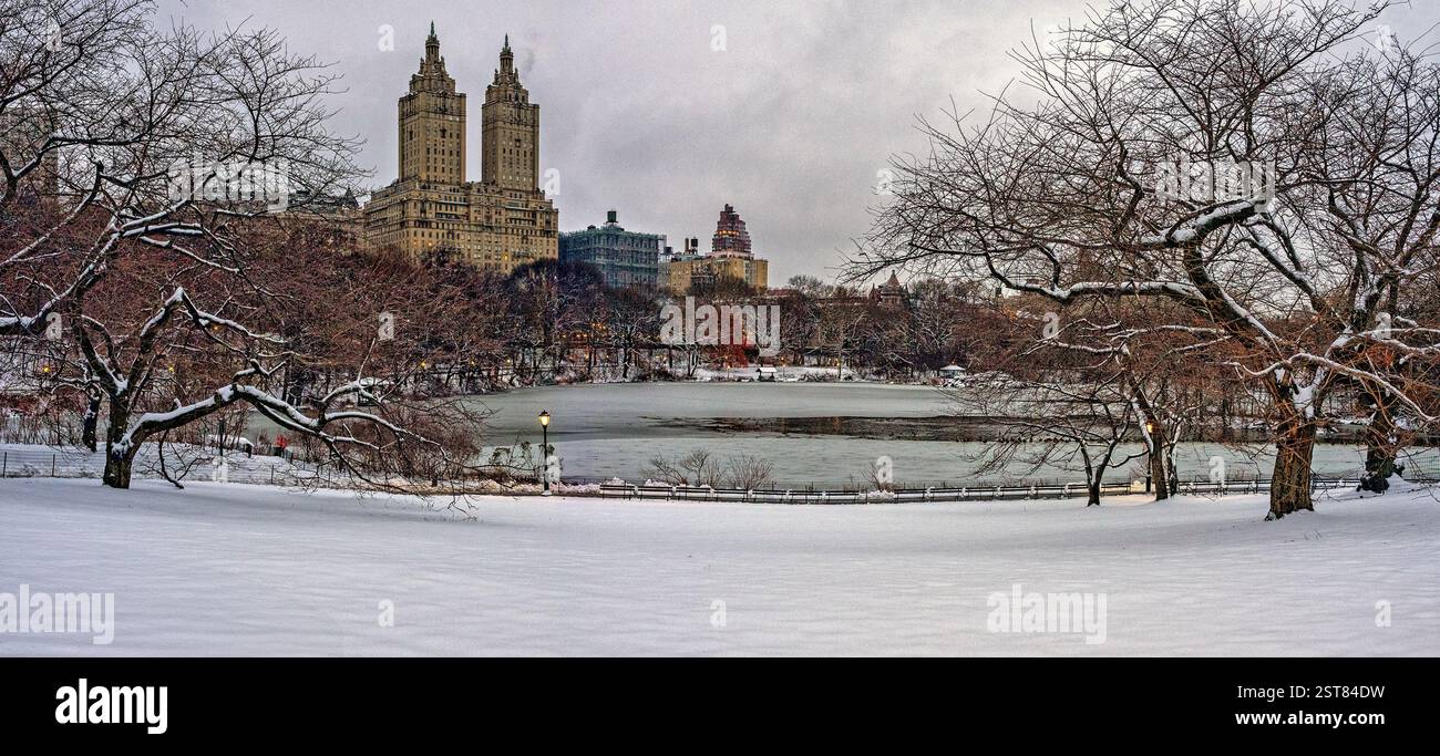 Au lac de Central Park, New York City, Manhattan, après la tempête de neige Banque D'Images