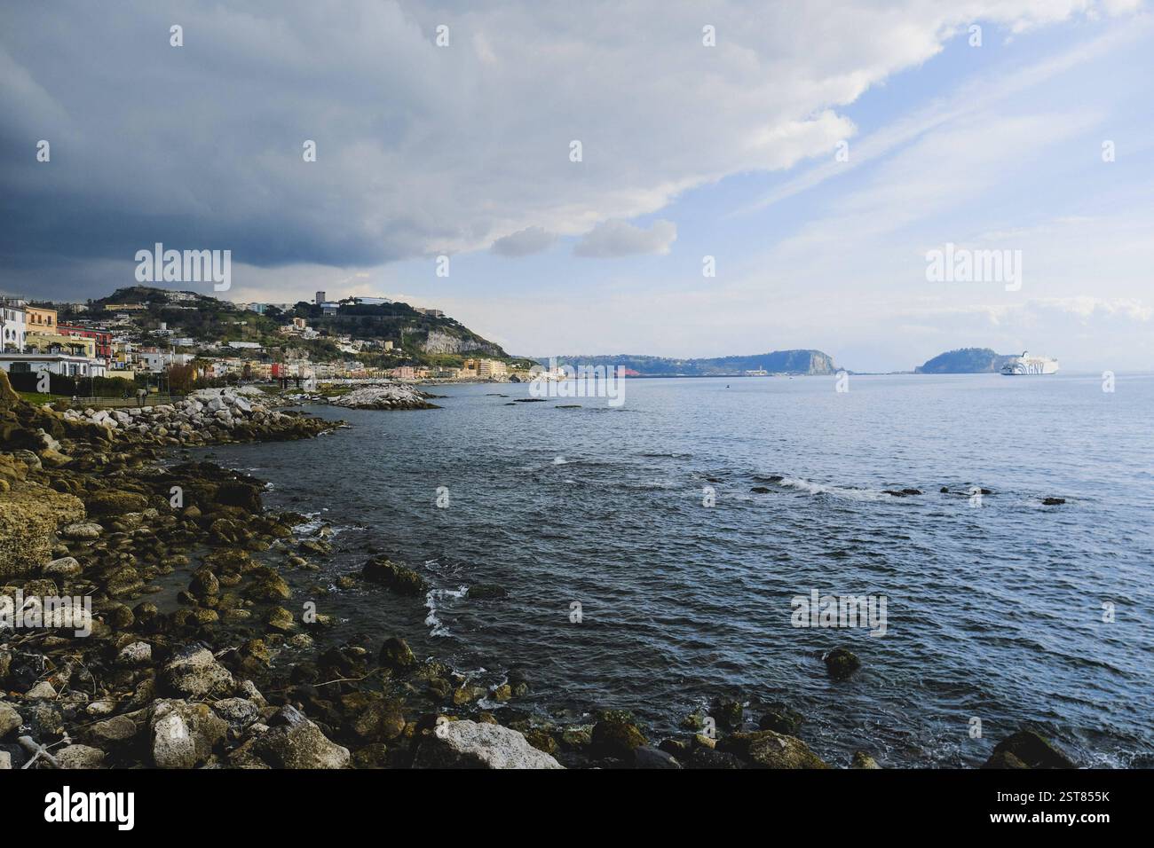 News - tremblement de terre aujourd'hui à Naples et Campi Flegrei, deux fortes secousses : magnitude 3,9. La terre ne cesse de trembler à Naples, après les tremblements ressentis cet après-midi, voici deux autres très forts de magnitude 3,0 ressentis vers 23.45pm. Un second tremor, encore plus fort, à 00,19 de magnitude 3,9. Le tremblement de terre a réveillé des milliers de personnes de leur sommeil. C'était un tremblement peu profond et donc très fortement ressenti. En photo une vue générique du golfe de pozzuoli. Napoli Naples Italie Copyright : xAntonioxBalascox/xLiveMediax LPN 1737216 Banque D'Images