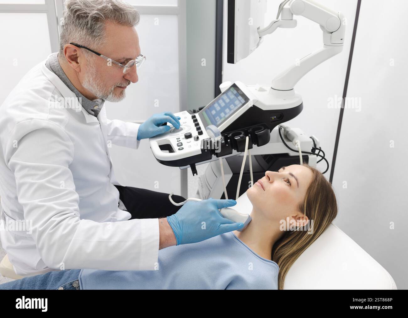 Diagnostic échographique du système endocrinien et de la thyroïde humaine. La patiente reçoit un diagnostic thyroïdien avec un endocrinologue Banque D'Images