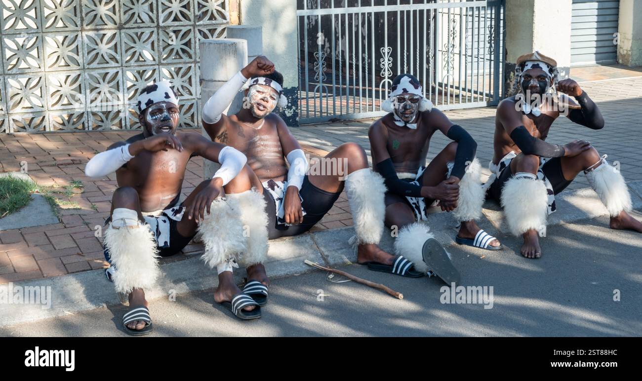 19 octobre 2024. Johannesburg, Afrique du Sud. Hommes africains en tenue traditionnelle de guerrier zoulou se reposant après un spectacle de danse de rue Banque D'Images
