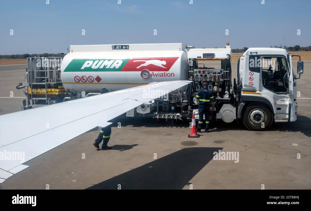 20 octobre 2024. Zimbabwe, Victoria Falls avion de l'aéroport ravitaillement, entretien. Camion-citerne de carburant et personnel Banque D'Images