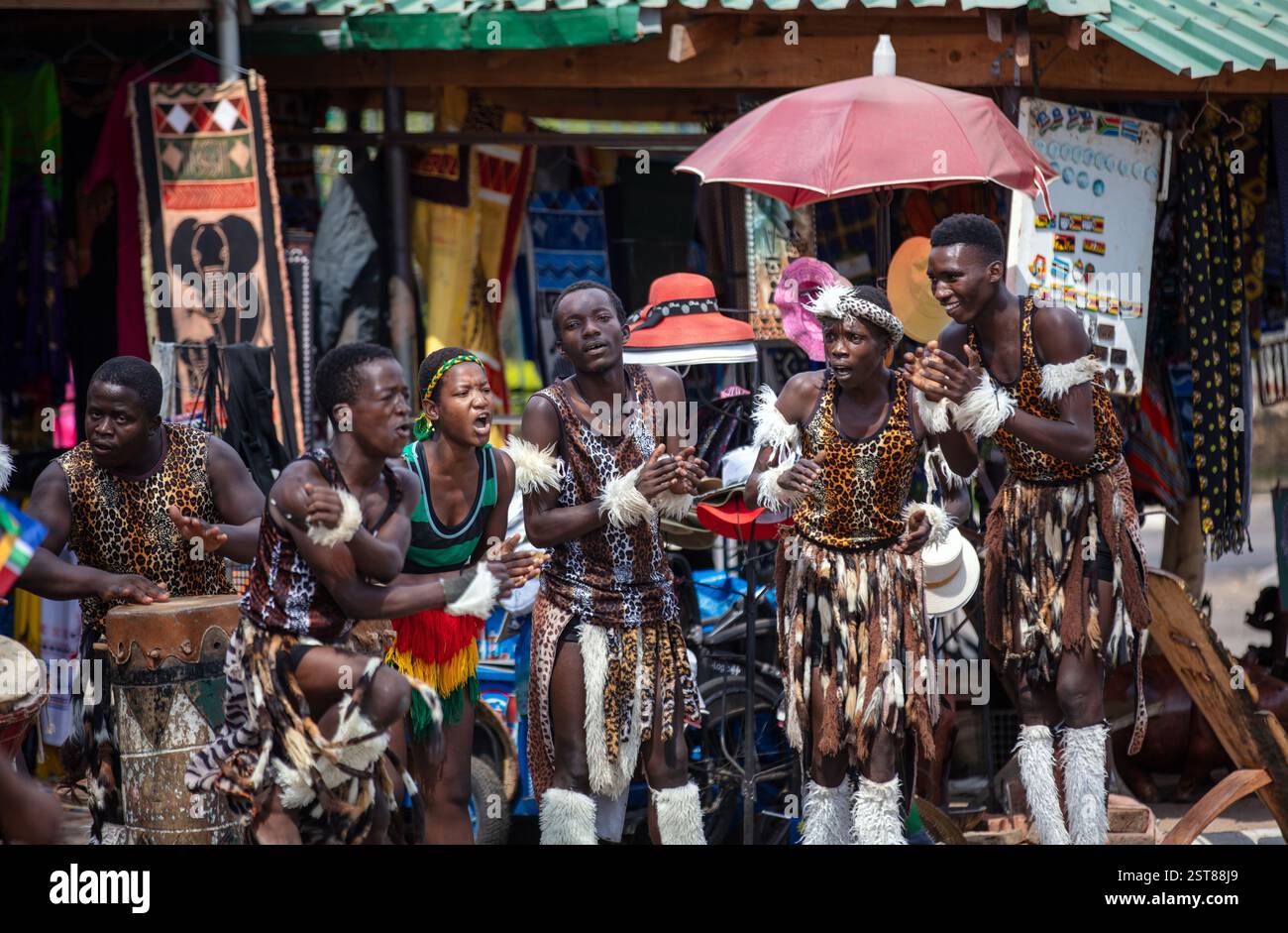 20 octobre 2024. Johannesburg, Afrique du Sud. Les artistes africains en tenue traditionnelle dansent et jouent de la musique en plein air Banque D'Images