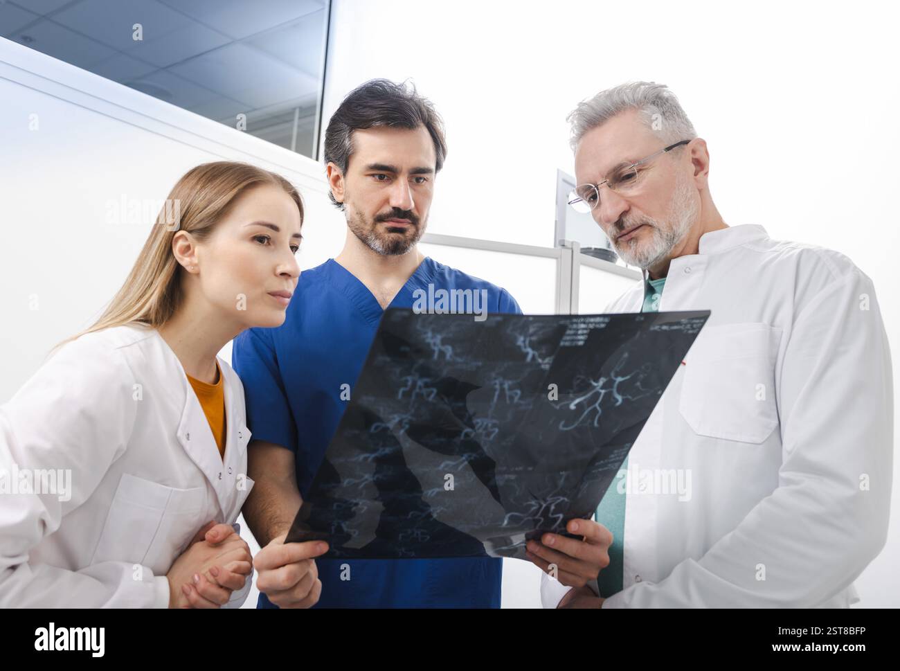Médecins examinant l'image cérébrovasculaire IRM du cerveau lors d'une consultation médicale pour un patient avec des maux de tête et des étourdissements. Angiog par résonance magnétique Banque D'Images