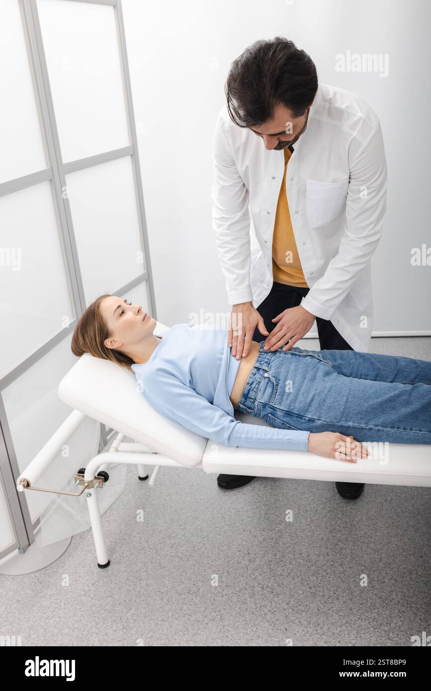 Patiente avec douleur au ventre côté est venu voir un médecin pour vérifier la santé de ses organes internes, tels que l'estomac, le foie, la vésicule biliaire, le pancréas et Banque D'Images