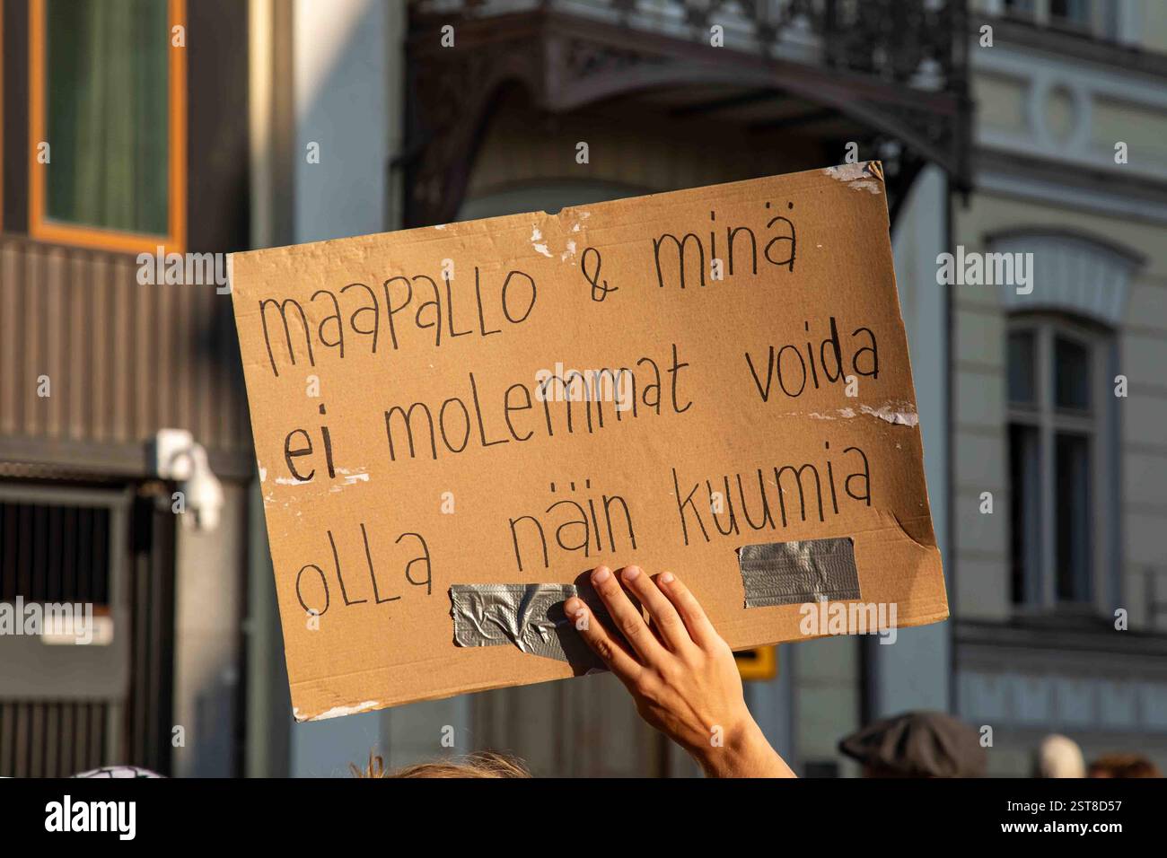 Maapallo & minä EI molemmet voida olla näin kuumia. Panneau en carton manuscrit lors de la démonstration d'Elokapina à Kiehumispiste à Helsinki, Finlande Banque D'Images