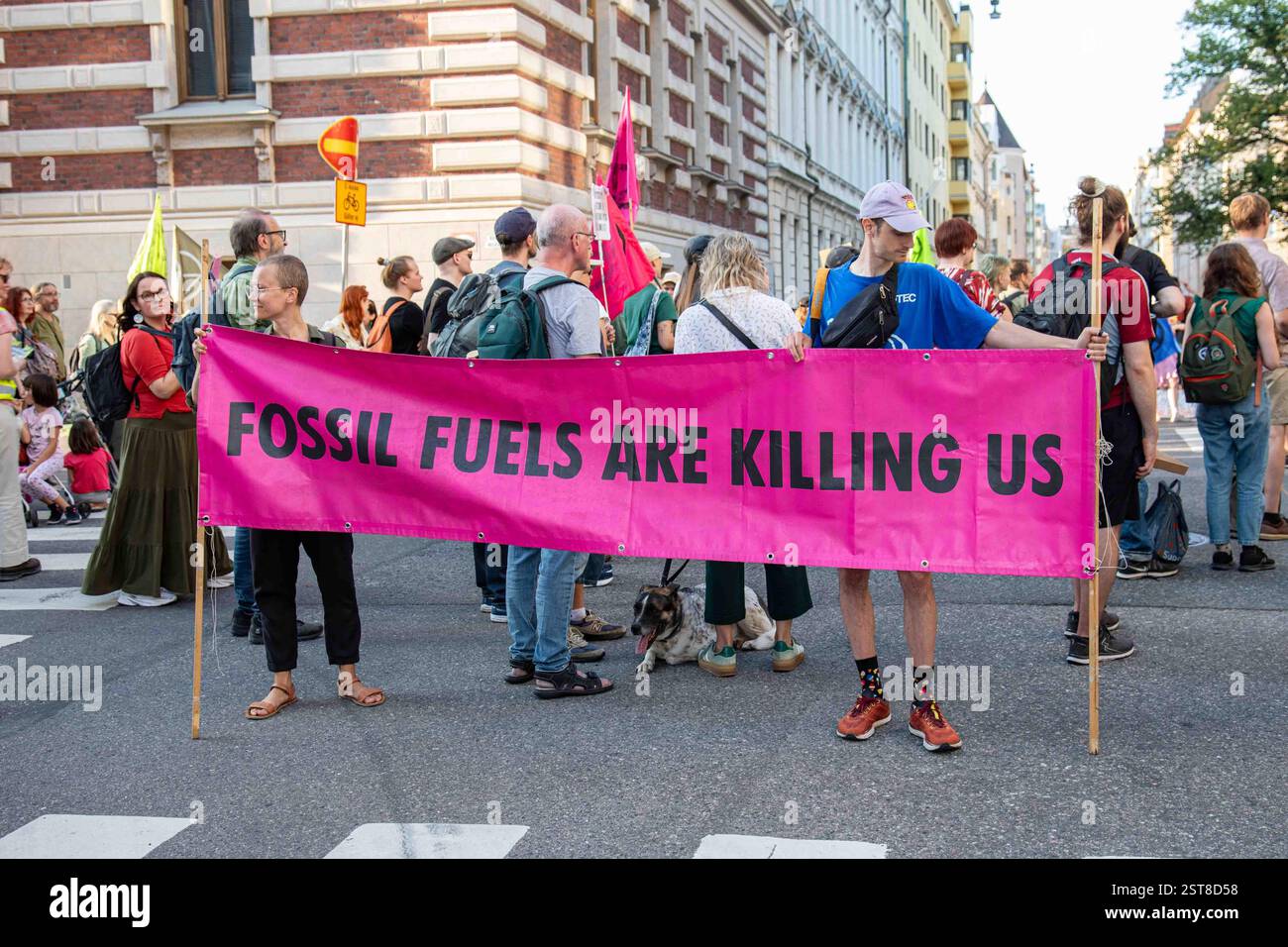 Les combustibles fossiles nous tuent. Bannière rose lors de la démonstration d'Elokapina à Kiehumispiste dans le district de Kruununhaka à Helsinki, Finlande Banque D'Images