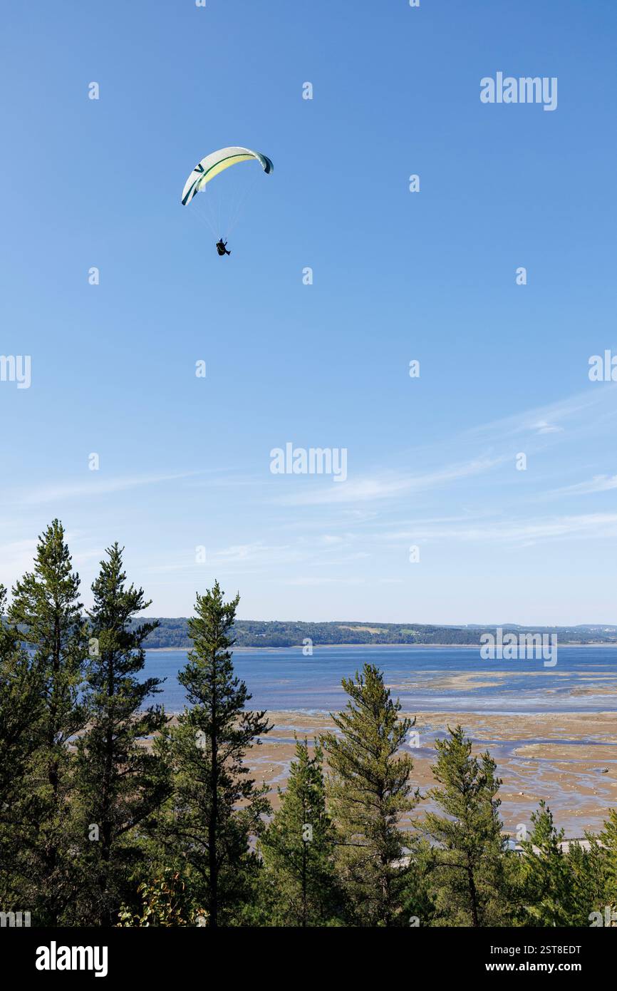 Parapente dans le ciel bleu de Saint-Fulgence, Canada Banque D'Images