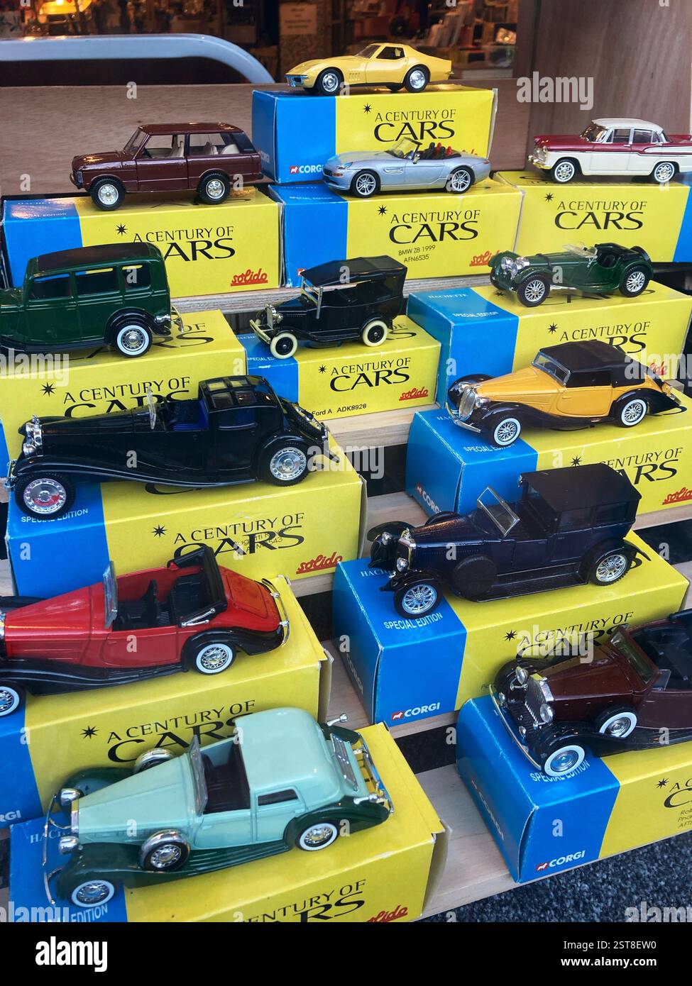 Voitures jouets assorties avec des boîtes affichées à la vente dans la vitrine du magasin Banque D'Images