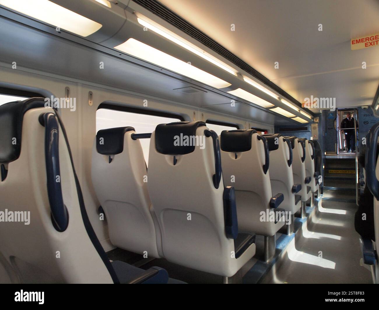Intérieur de voiture de banlieue moderne sur un train NJ transit. Propre, bien éclairé et confortable. Banque D'Images