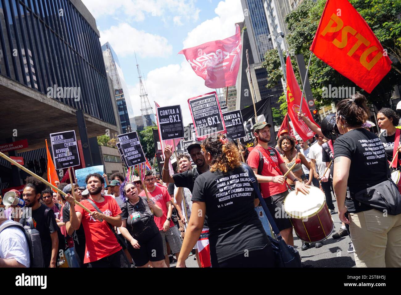 Des militants syndicaux manifestent sur l’avenue Paulista à Sao Paulo, au Brésil, le 16 février 2025 contre l’horaire de travail où les travailleurs n’ont qu’un jour de congé par semaine et sont tenus de travailler 6 jours par semaine. Crédit : cris Faga/Alamy Live News Banque D'Images