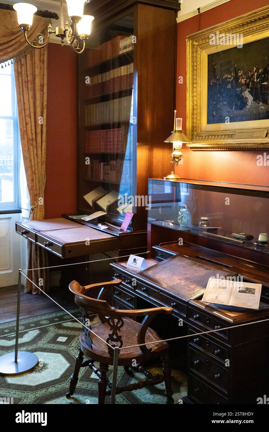 Bureau et chaise Charles Dickens, Charles Dickens Museum, Londres Banque D'Images