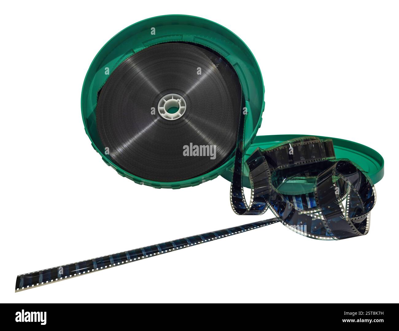 Chemin de détourage isolé sur un fond blanc représentant une boîte de film contenant une bobine de film de 35 mm enroulée à l'intérieur de celle-ci utilisée dans l'animat japonais traditionnel Banque D'Images
