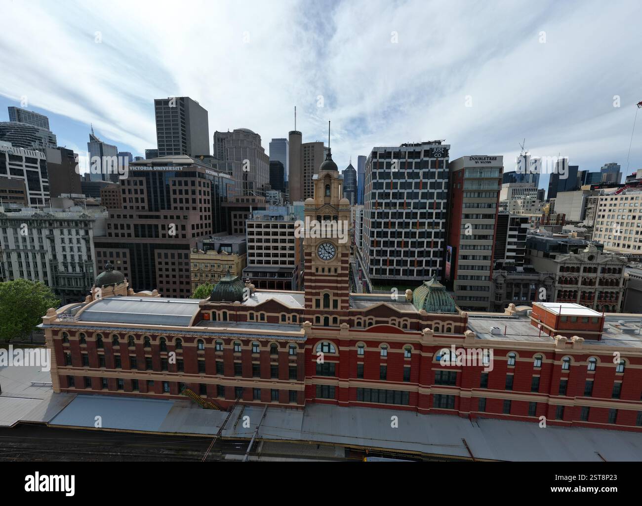 Tour de l'horloge de la gare ferroviaire de Flinders Street, architecture décrétive de style renaissance française, Melbourne Australie Banque D'Images