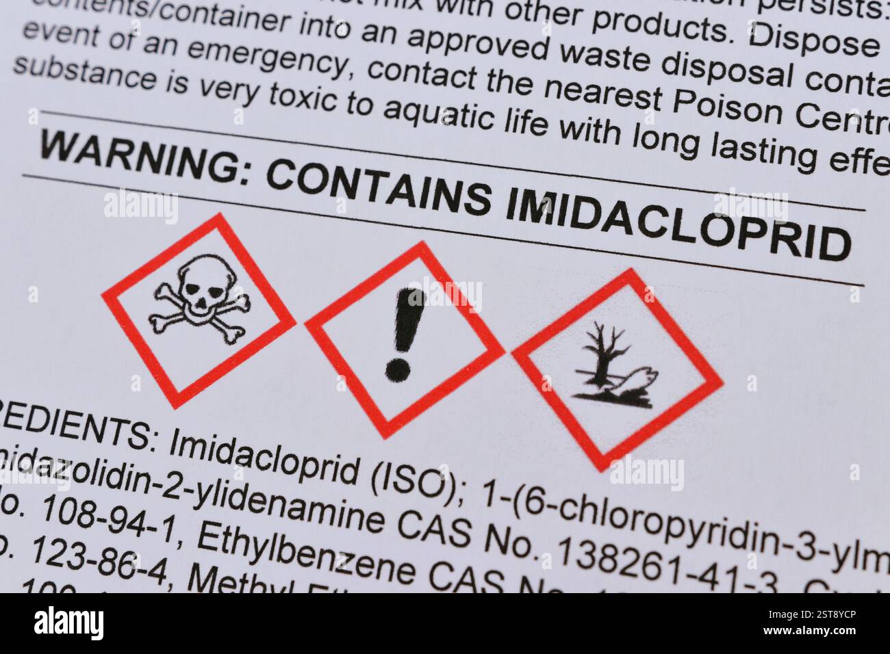 Avertissement sur une fiche de données de sécurité indiquant que le produit contient le pesticide imidaclopride, un néonicotinoïde connu pour tuer les abeilles Banque D'Images