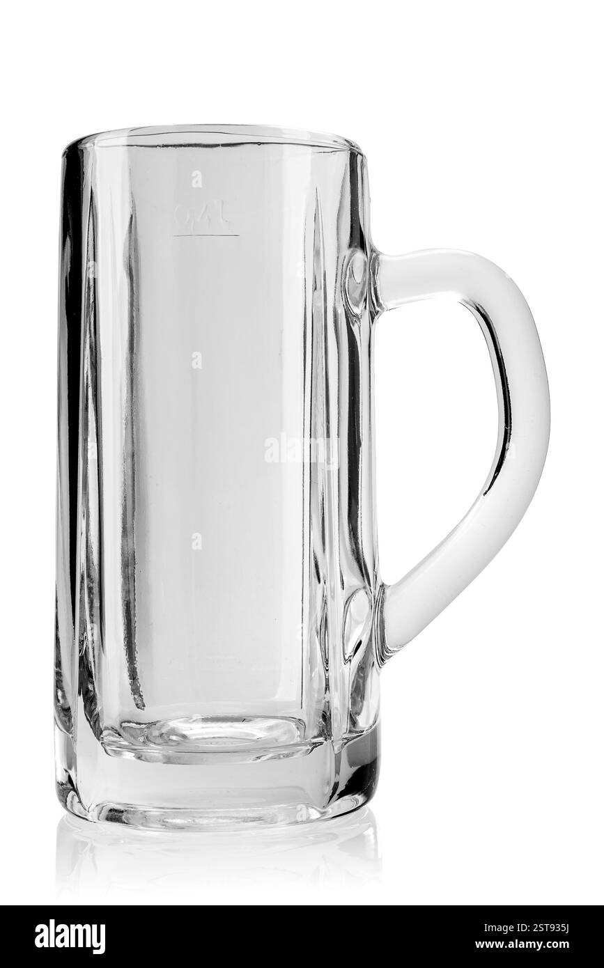 Tasse de bière en verre vide isolé sur blanc avec chemin de découpage inclus Banque D'Images