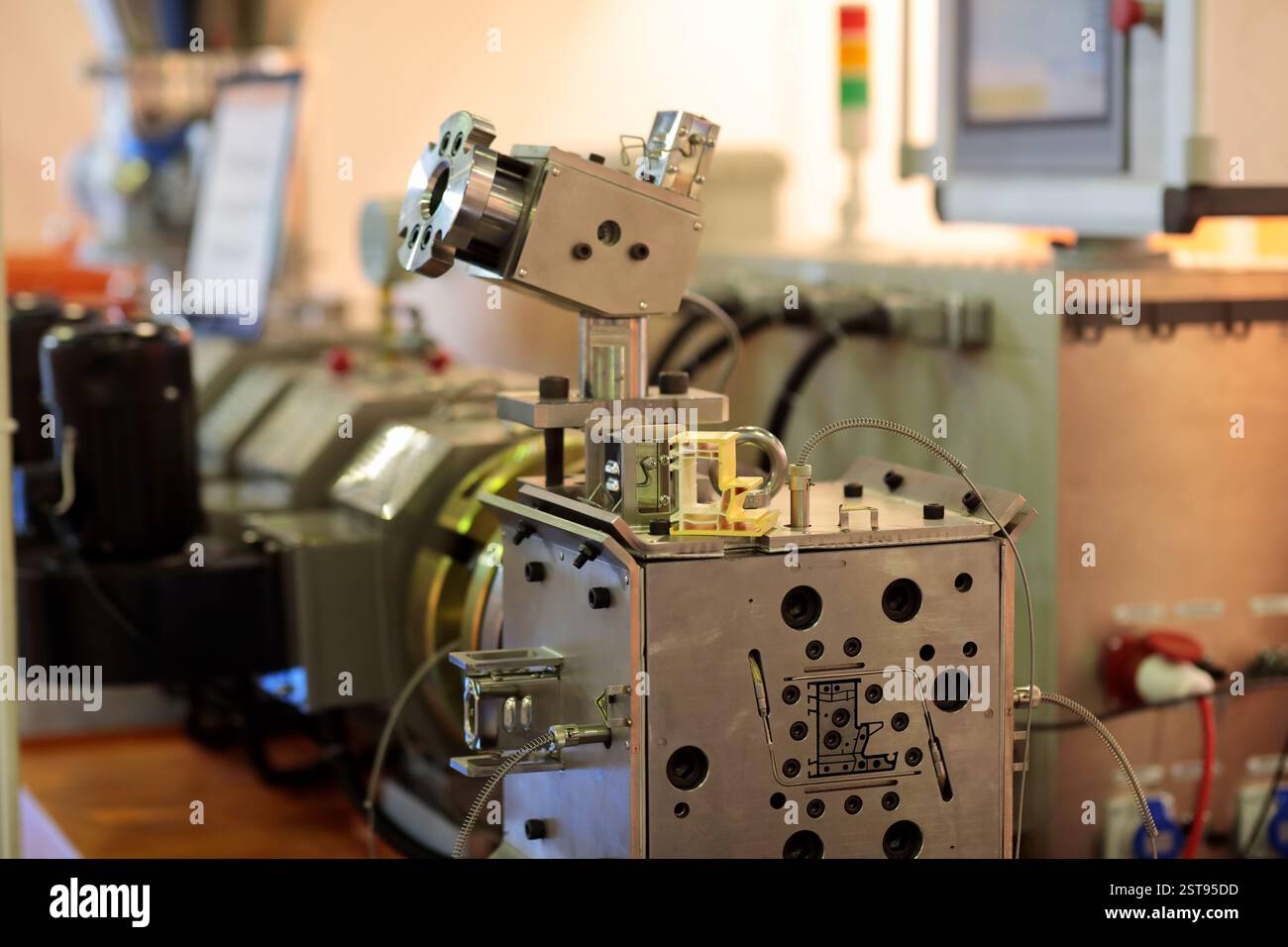 Ligne automatisée d'extrusion de profil en plastique avec filière d'extrusion au premier plan. Mise au point sélective. Banque D'Images