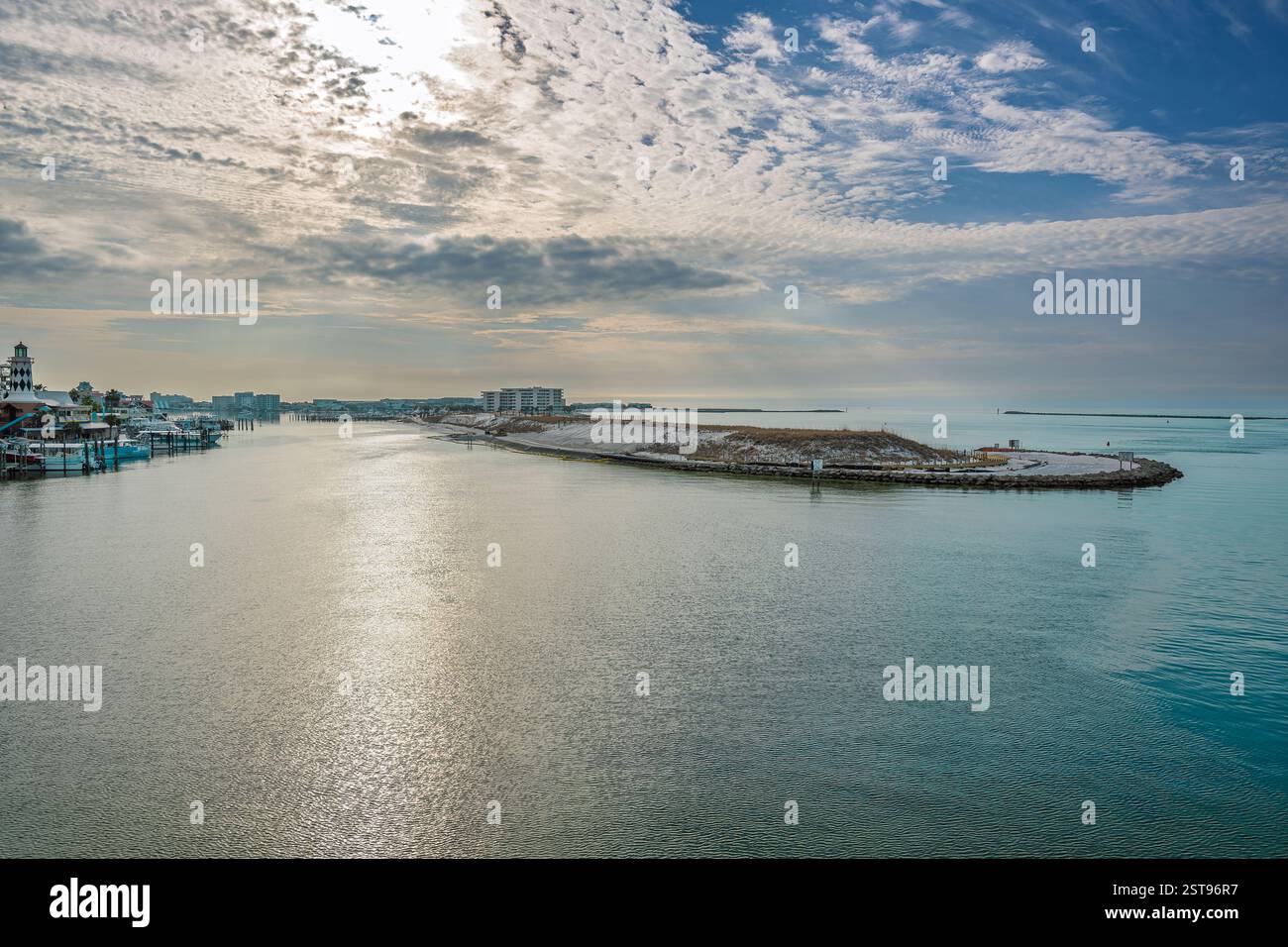 Destin Harbor Florida USA brille sous un ciel bleu brillant, avec des nuages moelleux se reflétant sur les eaux vert émeraude, créant un coa parfait pour une photo Banque D'Images