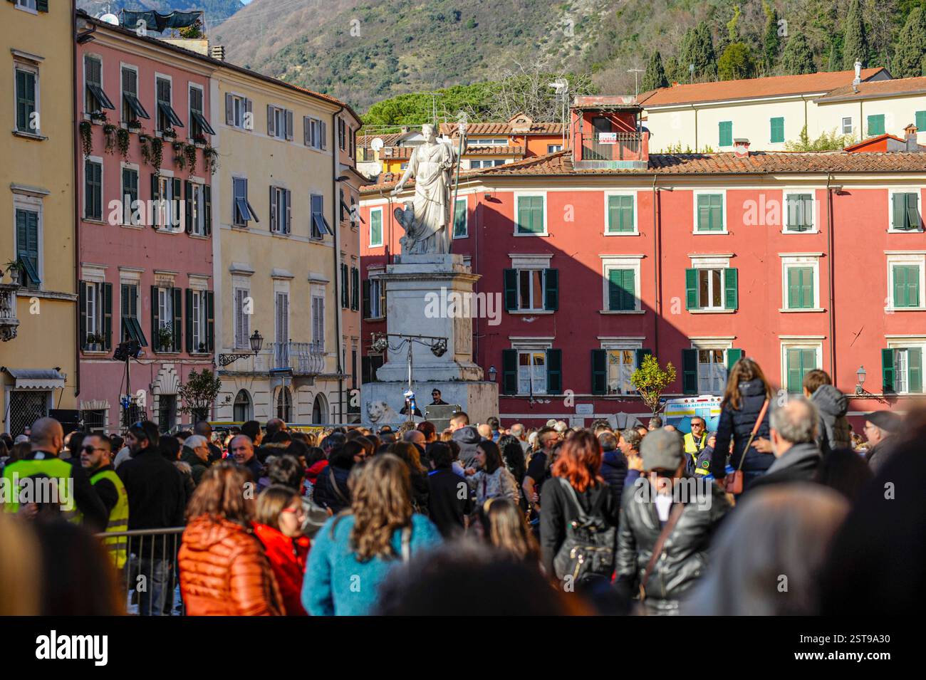 Carrara, Massa-Carrara, Toscane, Italie, 15 février, 2020, le chanteur-compositeur Francesco Gabbani après le Festival de Sanremo retourne dans sa ville natale de Carrare pour rencontrer ses fans et concitoyens de tous âges pour la signature des compilations de musique, la foule attendant le long des rues et pour remplir la place Alberica, même le curé de la paroisse de la cathédrale de Carrare descend sur la place pour saluer le chanteur. Crédit : Paolo Maggiani/Alamy Live News Banque D'Images