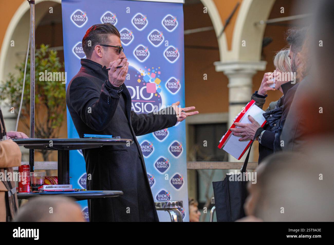 Carrara, Massa-Carrara, Toscane, Italie, 15 février, 2020, le chanteur-compositeur Francesco Gabbani après le Festival de Sanremo retourne dans sa ville natale de Carrare pour rencontrer ses fans et concitoyens de tous âges pour la signature des compilations de musique, la foule attendant le long des rues et pour remplir la place Alberica, même le curé de la paroisse de la cathédrale de Carrare descend sur la place pour saluer le chanteur. Crédit : Paolo Maggiani/Alamy Live News Banque D'Images