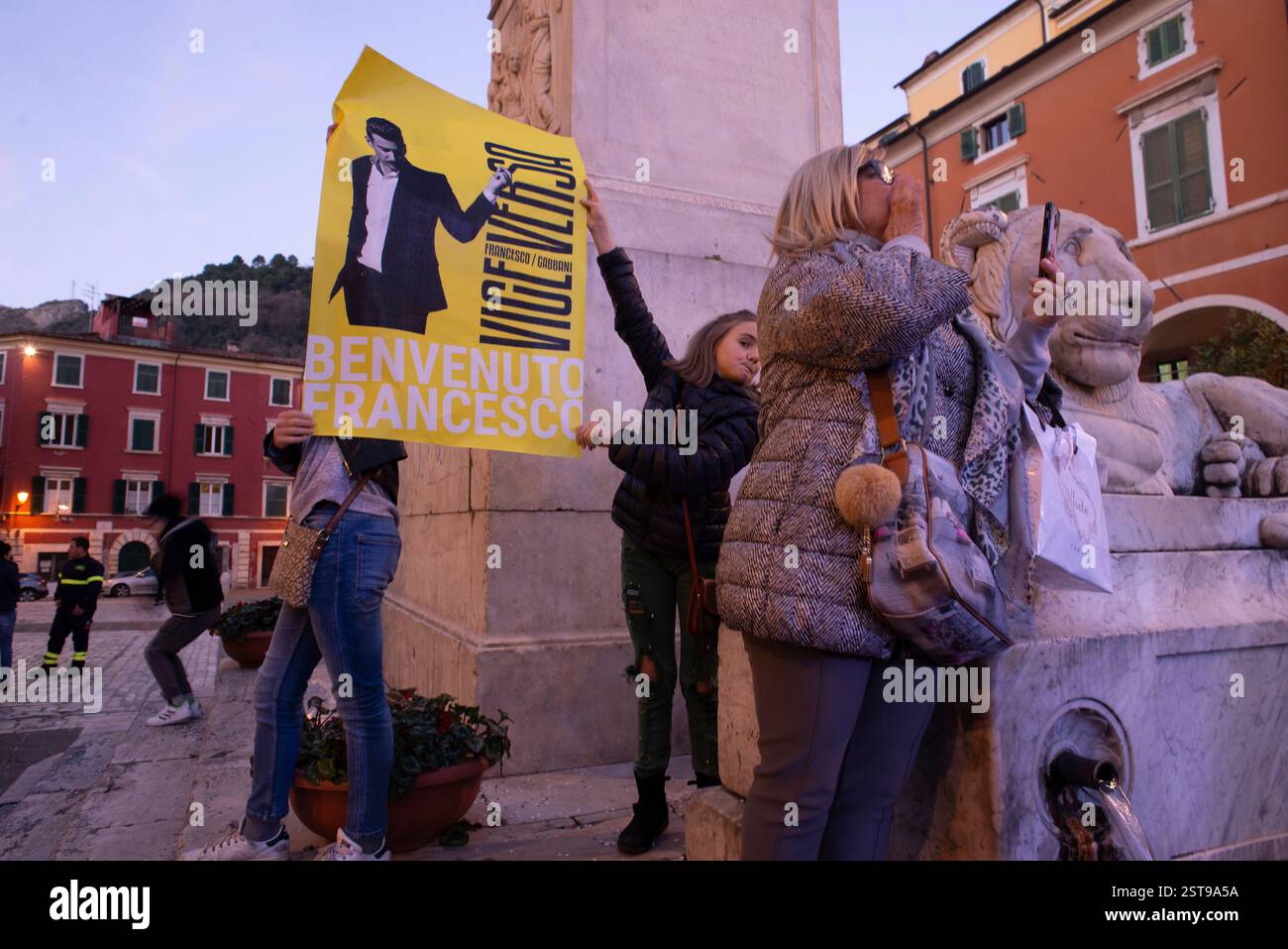Carrara, Massa-Carrara, Toscane, Italie, 15 février, 2020, le chanteur-compositeur Francesco Gabbani après le Festival de Sanremo retourne dans sa ville natale de Carrare pour rencontrer ses fans et concitoyens de tous âges pour la signature des compilations de musique, la foule attendant le long des rues et pour remplir la place Alberica, même le curé de la paroisse de la cathédrale de Carrare descend sur la place pour saluer le chanteur. Crédit : Paolo Maggiani/Alamy Live News Banque D'Images