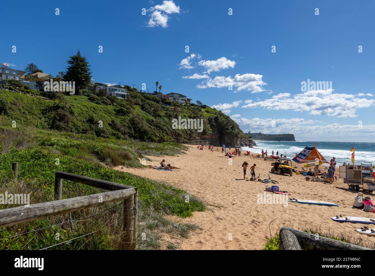 Sydney, Australie, les gens apprécient la journée estivale à Warriewood Beach sur la côte est de Sydney, Nouvelle-Galles du Sud, Australie Banque D'Images