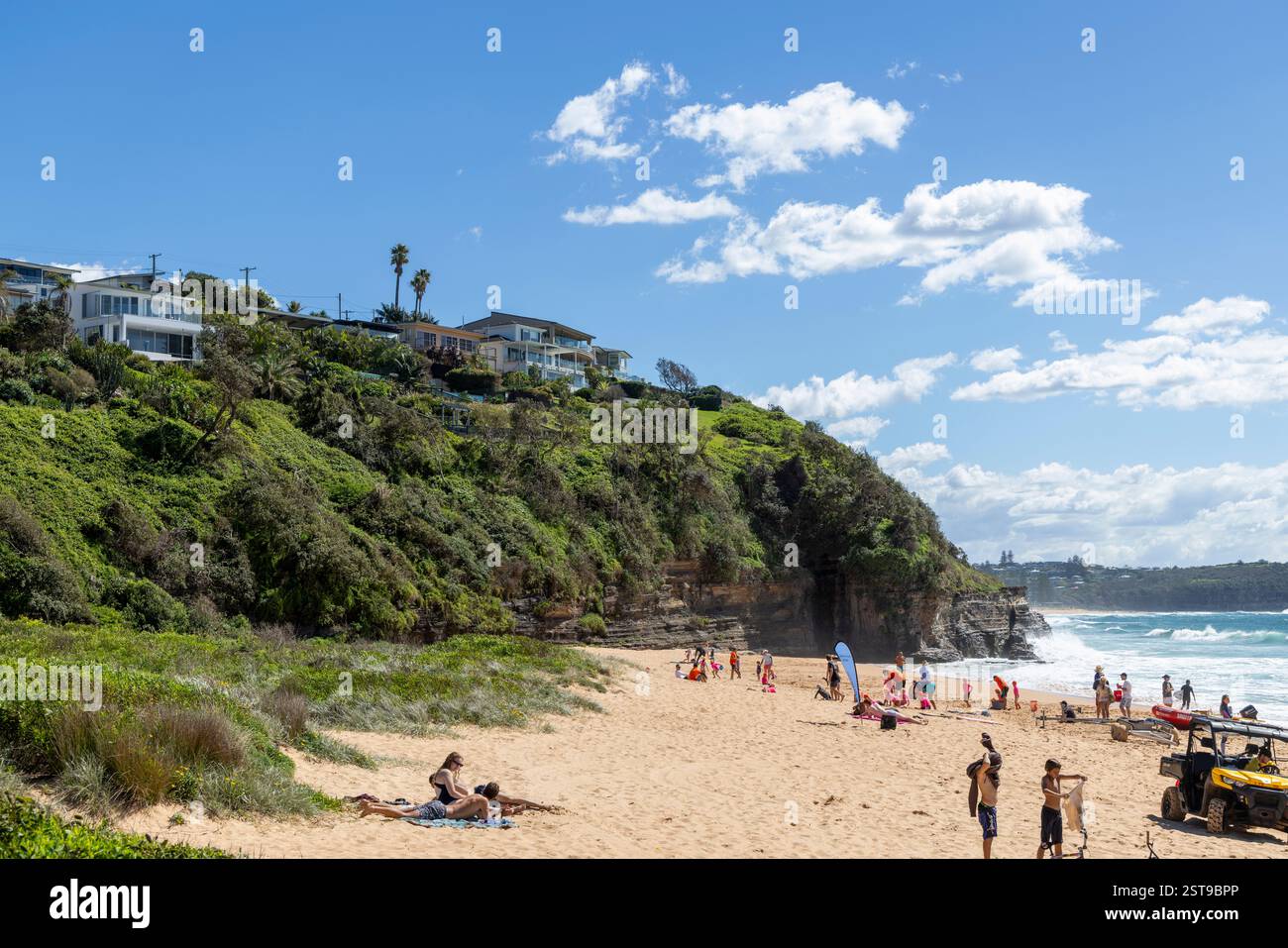 Sydney, Australie, les gens apprécient la journée estivale à Warriewood Beach sur la côte est de Sydney, Nouvelle-Galles du Sud, Australie Banque D'Images