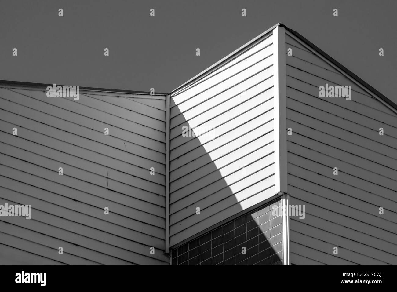 Ombres géométriques sur le toit, sous un ciel clair et ensoleillé. Banque D'Images