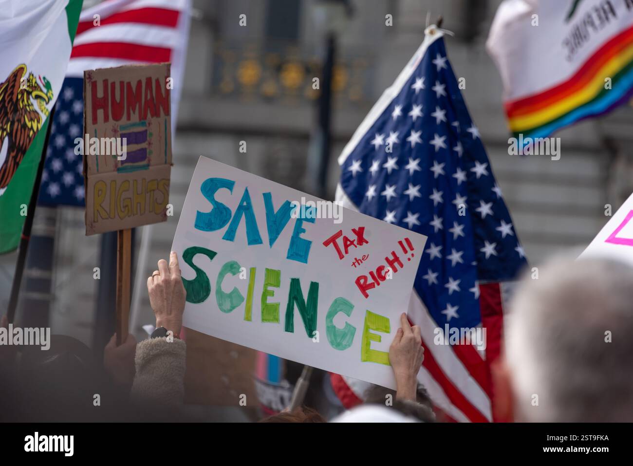 San Francisco, Calif., États-Unis, 17 février 2025. Les manifestants portent des drapeaux et des panneaux indiquant « Sauvez la science, taxez les riches !!! » Et « Human = Rights » à l'hôtel de ville de San Francisco le jour du Président. Shelly Rivoli/Alamy Banque D'Images