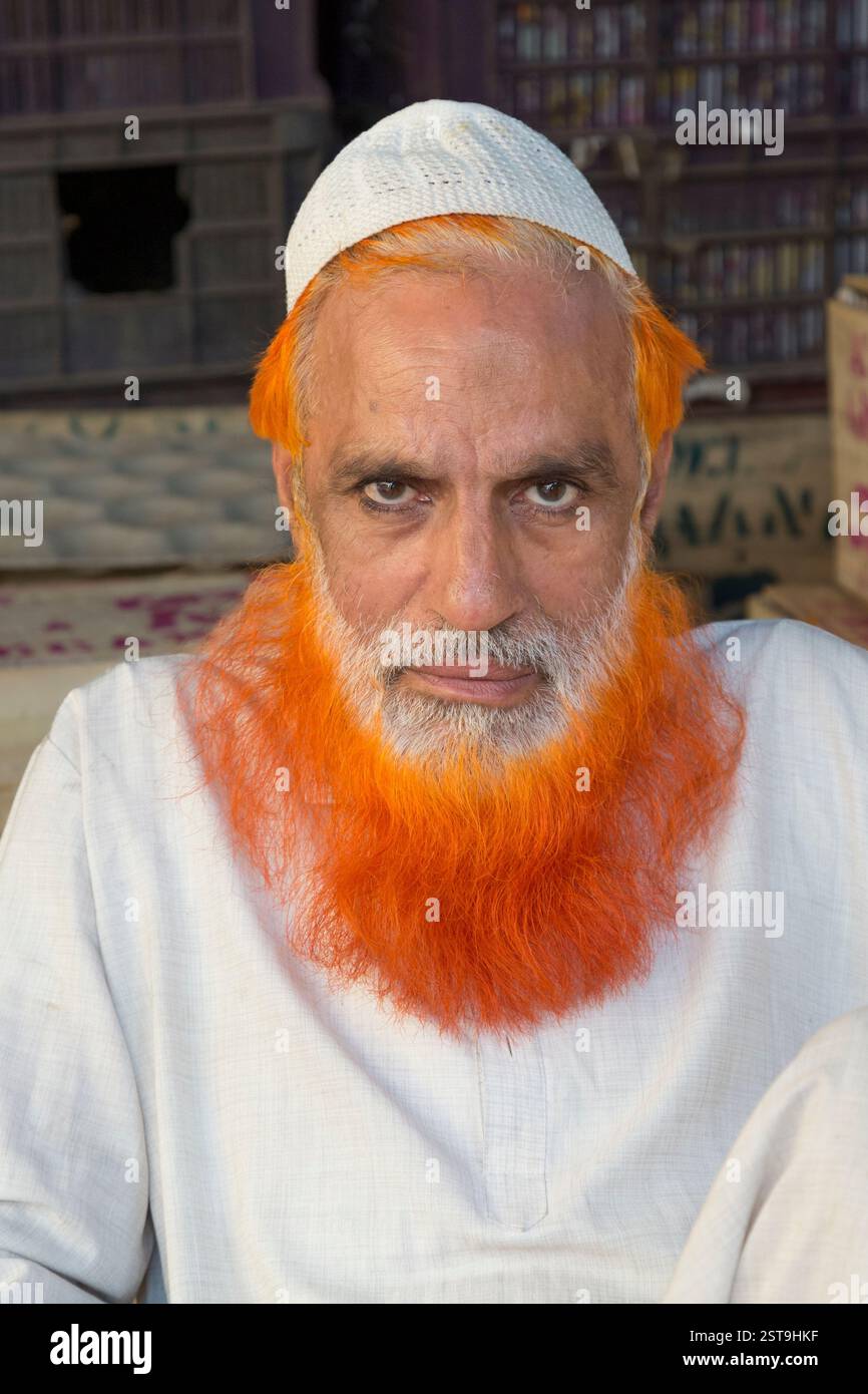 20 novembre 2017. Asie, Inde, Bombay. Clerc avec les cheveux orange teints au henné et la barbe sur la place du marché. Banque D'Images