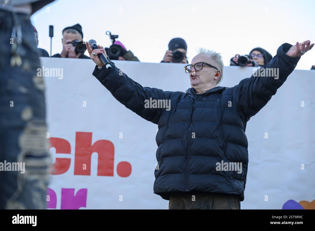Herbert Groenemeyer chante at Hand in Hand Against Right-extrême extrémisme, August-Bebel-Platz, Berlin, 16/02/2025 Banque D'Images