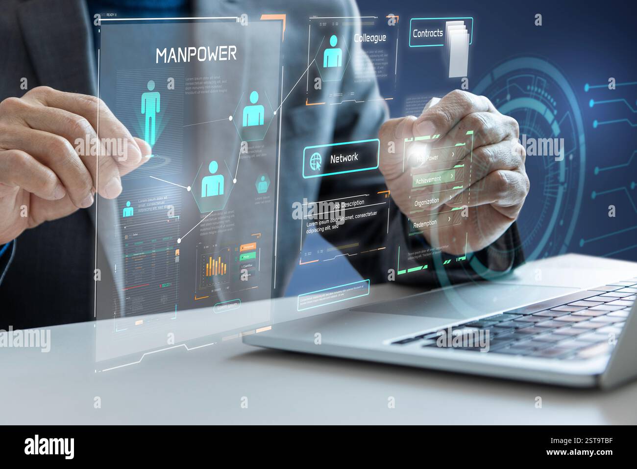 Homme d'affaires interagissant avec le panneau de contrôle futuriste de la main-d'œuvre pour la gestion des ressources humaines et la planification de la stratégie d'emploi Banque D'Images