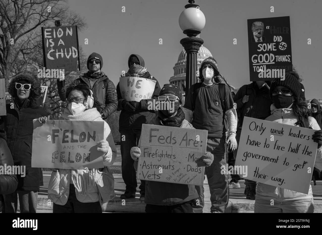 Washington, DC, États-Unis. 17 février 2025. Les manifestants se rassemblent près du Capitole réfléchissant à la manifestation « No Kings Day » contre les politiques de l'administration Trump et Elon Musk le jour du Président au Capitole américain à Washington DC. (Crédit image : © Brian Branch Price/ZUMA Press Wire) USAGE ÉDITORIAL SEULEMENT ! Non destiné à UN USAGE commercial ! Banque D'Images
