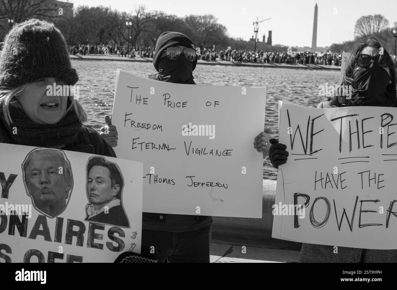Washington, DC, États-Unis. 17 février 2025. Les manifestants se rassemblent près du Capitole réfléchissant à la manifestation « No Kings Day » contre les politiques de l'administration Trump et Elon Musk le jour du Président au Capitole américain à Washington DC. (Crédit image : © Brian Branch Price/ZUMA Press Wire) USAGE ÉDITORIAL SEULEMENT ! Non destiné à UN USAGE commercial ! Banque D'Images
