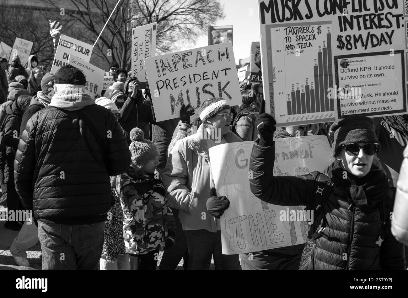 Washington, DC, États-Unis. 17 février 2025. Les manifestants se rassemblent près du Capitole réfléchissant à la manifestation « No Kings Day » contre les politiques de l'administration Trump et Elon Musk le jour du Président au Capitole américain à Washington DC. (Crédit image : © Brian Branch Price/ZUMA Press Wire) USAGE ÉDITORIAL SEULEMENT ! Non destiné à UN USAGE commercial ! Banque D'Images
