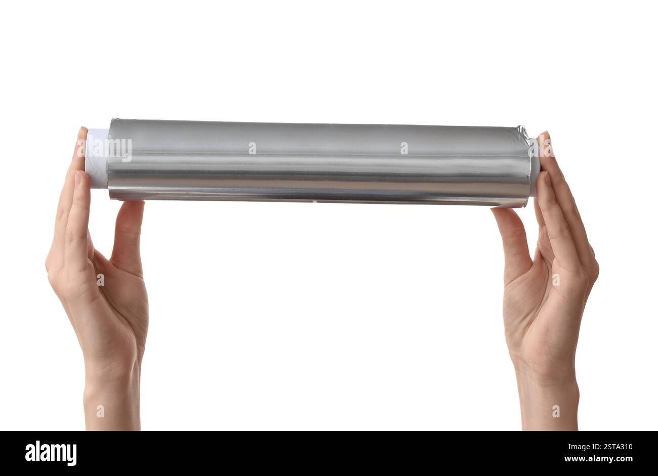 Mains féminines avec rouleau de feuille d'aluminium sur fond blanc Banque D'Images