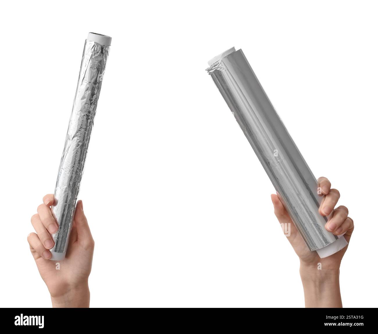 Mains féminines avec des rouleaux de feuille d'aluminium sur fond blanc Banque D'Images