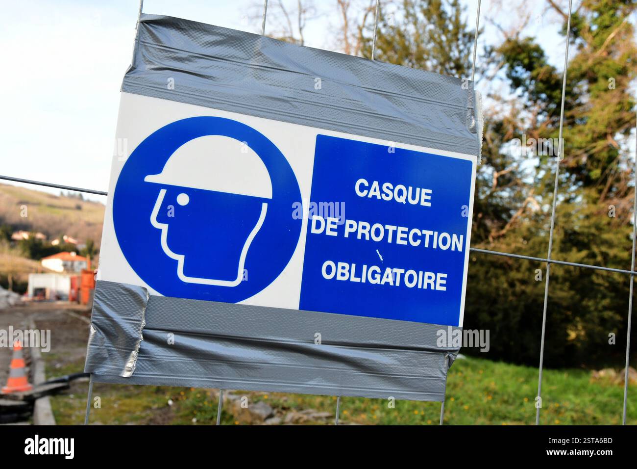 Saint Pierre de boeuf, France. 16 février 2025. Casque panneau obligatoire sur un chantier dans le village de Saint Pierre de boeuf dans la Loire. Permis de chantier pour la démolition d'un bâtiment. (Photo de Romain Doucelin/SOPA images/SIPA USA) crédit : SIPA USA/Alamy Live News Banque D'Images Saint Pierre de boeuf, France. 16 février 2025. Casque panneau obligatoire sur un chantier dans le village de Saint Pierre de boeuf dans la Loire. Permis de chantier pour la démolition d'un bâtiment. (Photo de Romain Doucelin/SOPA images/SIPA USA) crédit : SIPA USA/Alamy Live News Banque D'Images