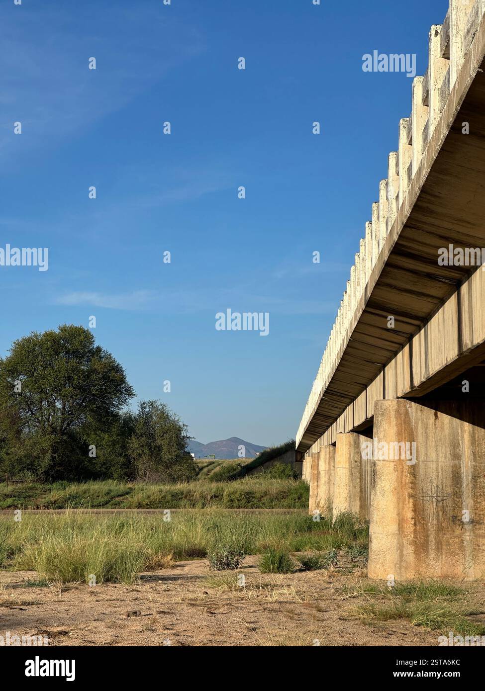 Pont en béton sur la rivière Seeis le long de la B6 en Namibie. - Image de stock capturée avec un smartphone