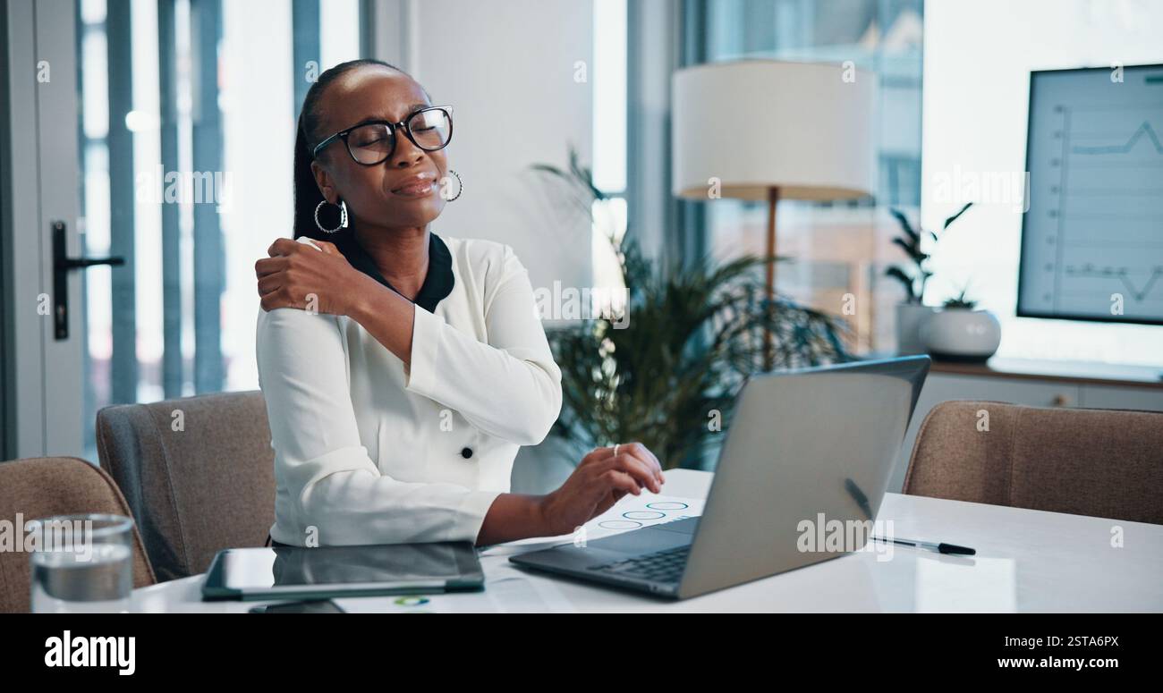 Douleur à l'épaule, blessure et femme blessée, bureau et responsable SEO avec mauvaise posture et inflammation. Affaires, inconfort et massage pour les ecchymoses Banque D'Images