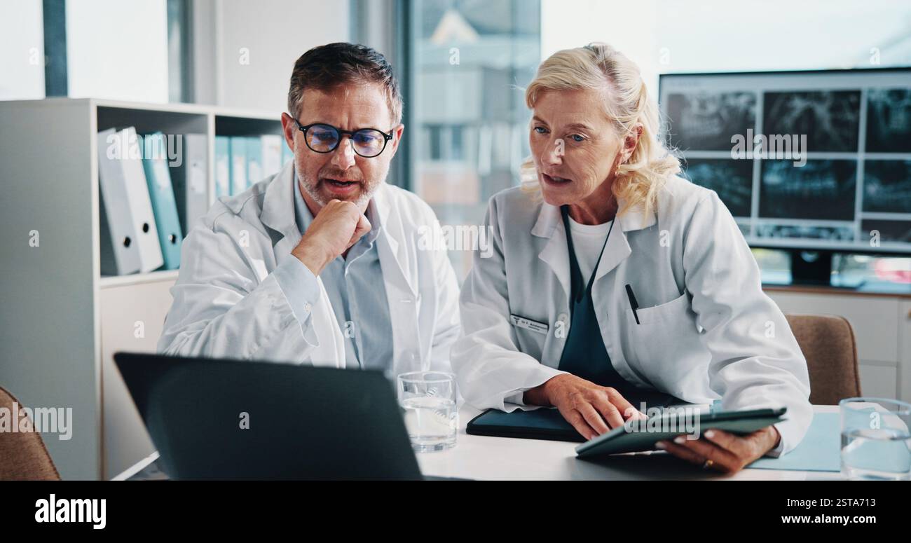 Personnes, médecins et réunion sur ordinateur portable à l'hôpital pour l'étude de rayons X, les résultats de laboratoire et la collaboration. Personnel, tablette et informations en ligne pour Banque D'Images