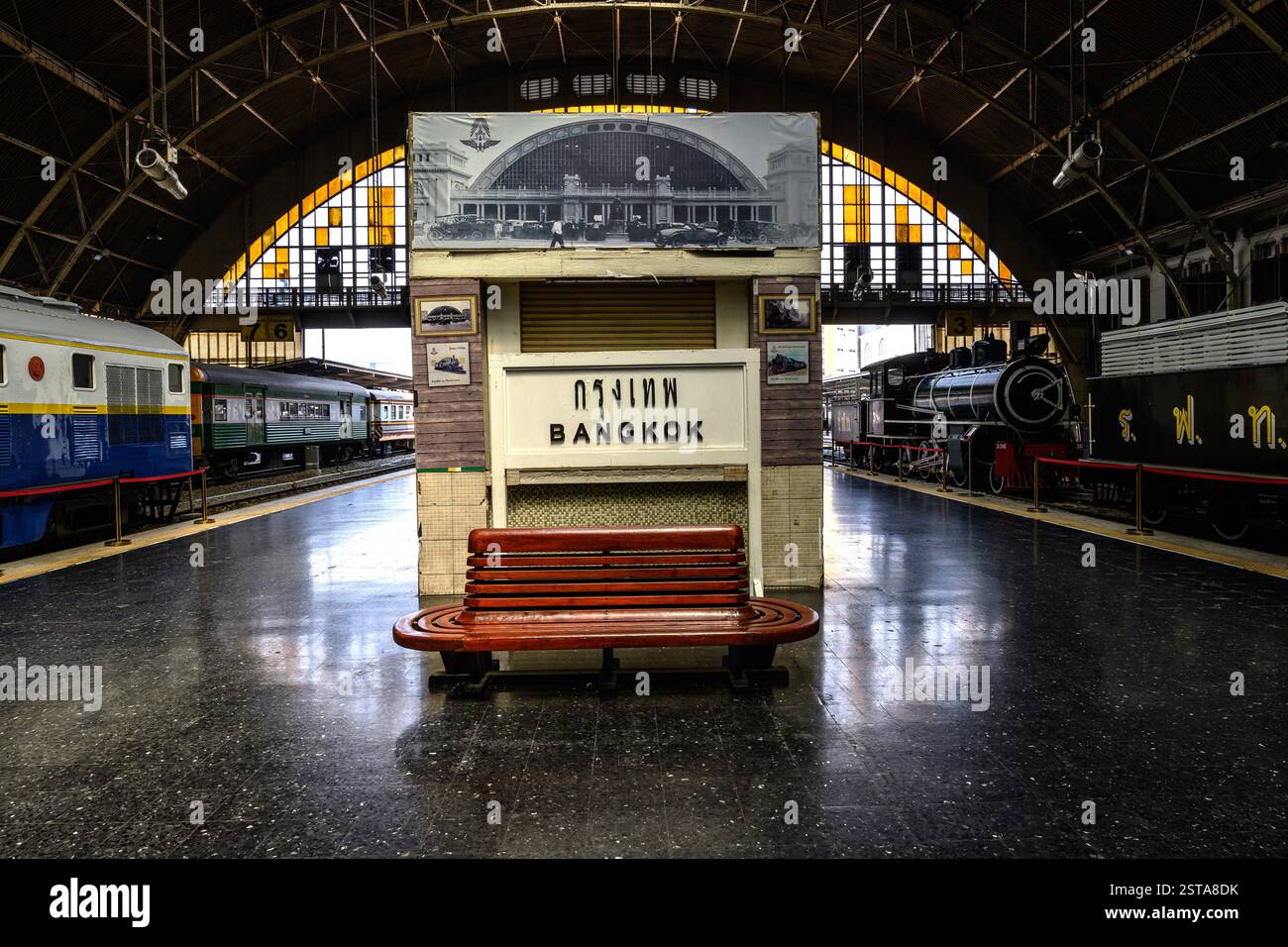 Bangkok, Thaïlande. 15 février 2025. Gare ferroviaire de Hua Lamphong, ancien terminal de passagers central à Bangkok et ancien centre ferroviaire de Thaïlande. (Crédit image : © John Wreford/SOPA images via ZUMA Press Wire) USAGE ÉDITORIAL SEULEMENT! Non destiné à UN USAGE commercial ! Banque D'Images