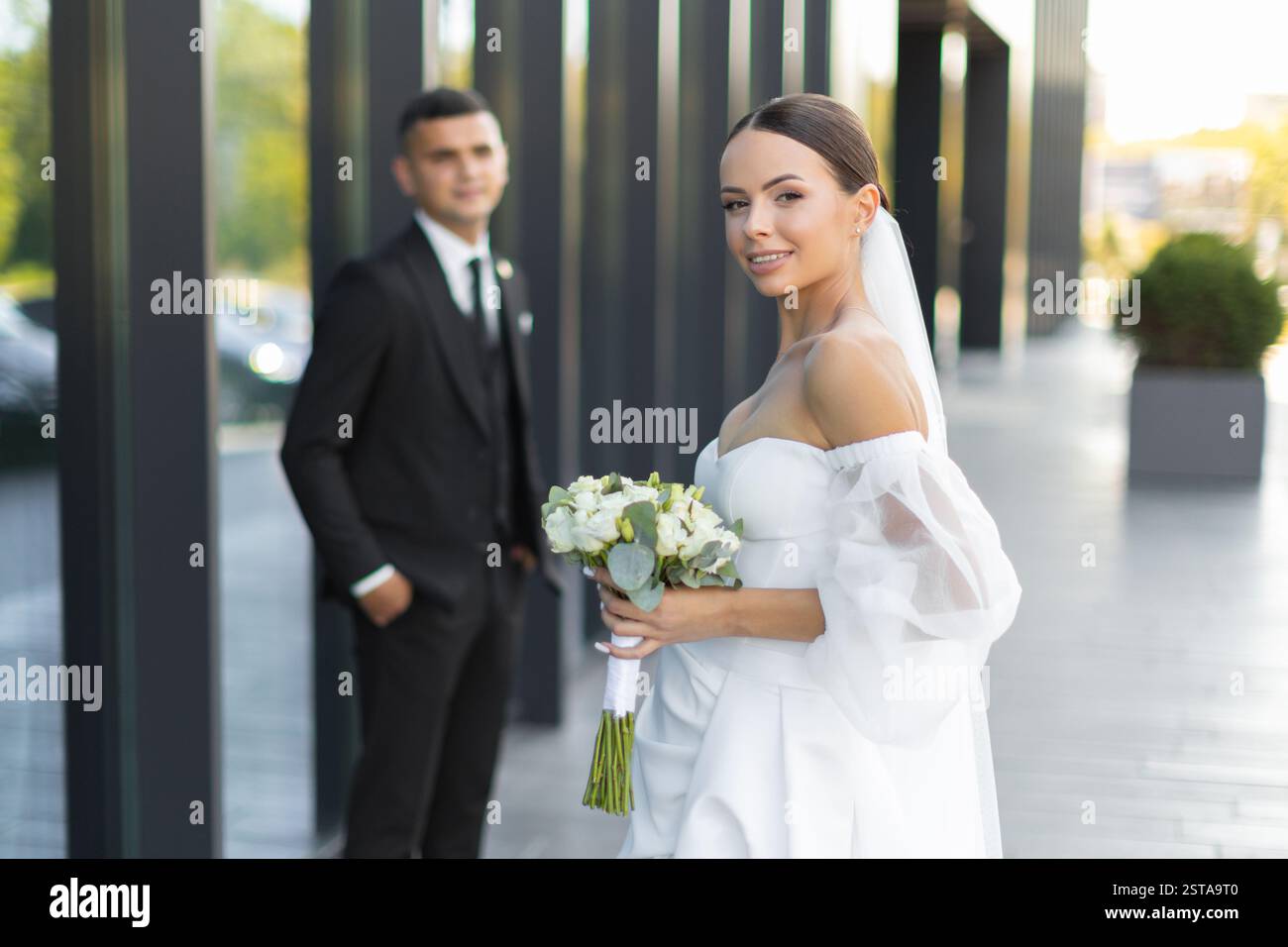 Couple de jeunes mariés célébrant leur mariage dans un cadre urbain, mettant en valeur l'amour et le bonheur lors de leur journée spéciale Banque D'Images Couple de jeunes mariés célébrant leur mariage dans un cadre urbain, mettant en valeur l'amour et le bonheur lors de leur journée spéciale Banque D'Images