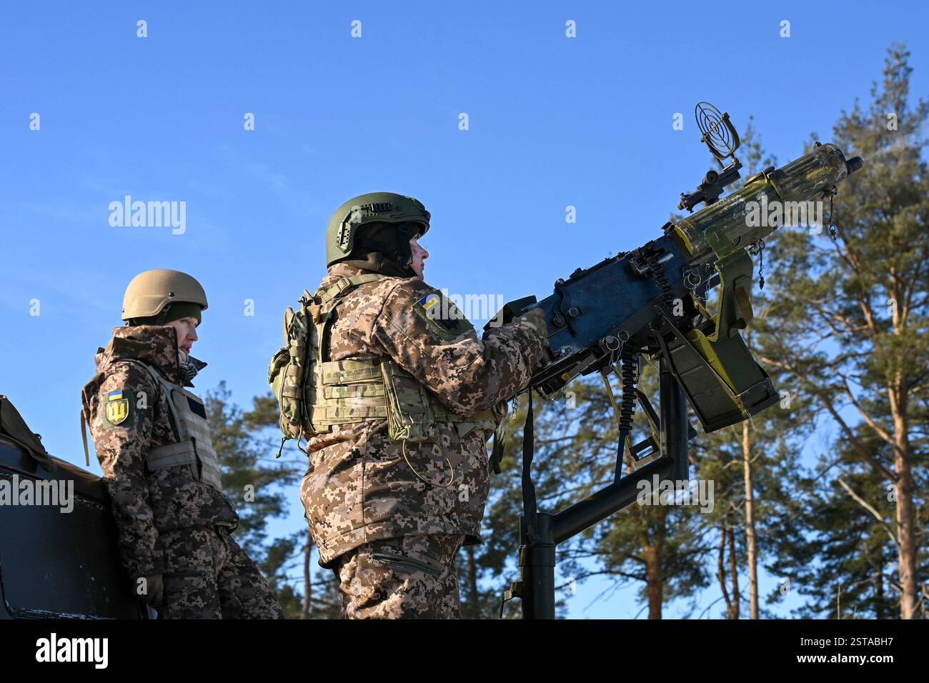 Les sorcières de Bucha, un groupe de femmes soldats volontaires, suivent une formation au tir tactique et utilisent des mitrailleuses. Au-delà de leur rôle militaire, ces volontaires jonglent avec des emplois civils, de l’enseignement à la médecine, faisant preuve de résilience et de détermination. Dans la banlieue de Kiev de Bucha, une unité de volontaires à prédominance féminine connue sous le nom de sorcières de Bucha joue un rôle crucial dans la défense de l'Ukraine, interceptant les attaques de drones russes. Composée principalement de femmes, dont beaucoup ont survécu aux horreurs de l'invasion initiale de la Russie, l'unité a été formée au fur et à mesure que davantage d'hommes ont été envoyés sur les lignes de front. Armé avec ag Banque D'Images