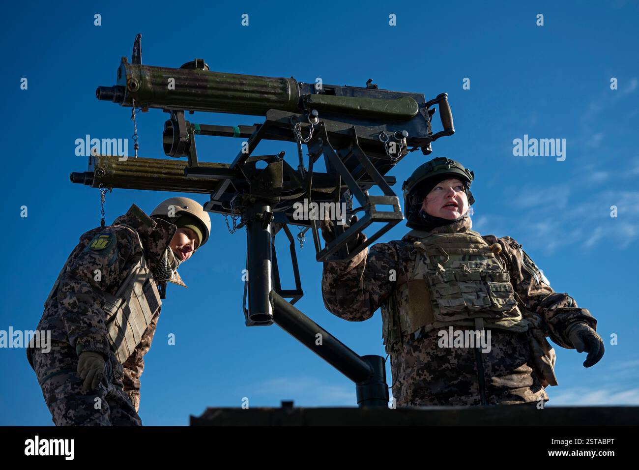 Kiev, Ukraine. 14 décembre 2024. Les sorcières de Bucha, un groupe de femmes soldats volontaires, suivent une formation au tir tactique et utilisent des mitrailleuses. Au-delà de leur rôle militaire, ces volontaires jonglent avec des emplois civils, de l’enseignement à la médecine, faisant preuve de résilience et de détermination. Dans la banlieue de Kiev de Bucha, une unité de volontaires à prédominance féminine connue sous le nom de sorcières de Bucha joue un rôle crucial dans la défense de l'Ukraine, interceptant les attaques de drones russes. Composée principalement de femmes, dont beaucoup ont survécu aux horreurs de l'invasion initiale de la Russie, l'unité a été formée comme plus d'hommes étaient Banque D'Images